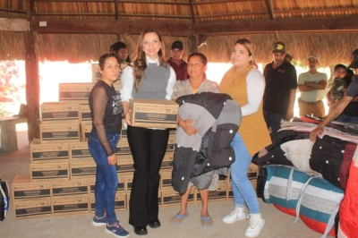 María Elizalde y DIF Mocorito entregan apoyos en los poblados periquenses de Capirato y el Salto de Capirato.