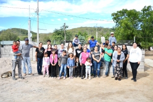 Diez familias de La Cascada reciben 5 mil blocks para pies de casa. El apoyo corresponde al Programa de Salud y Bienestar Comunitario de DIF Sinaloa.