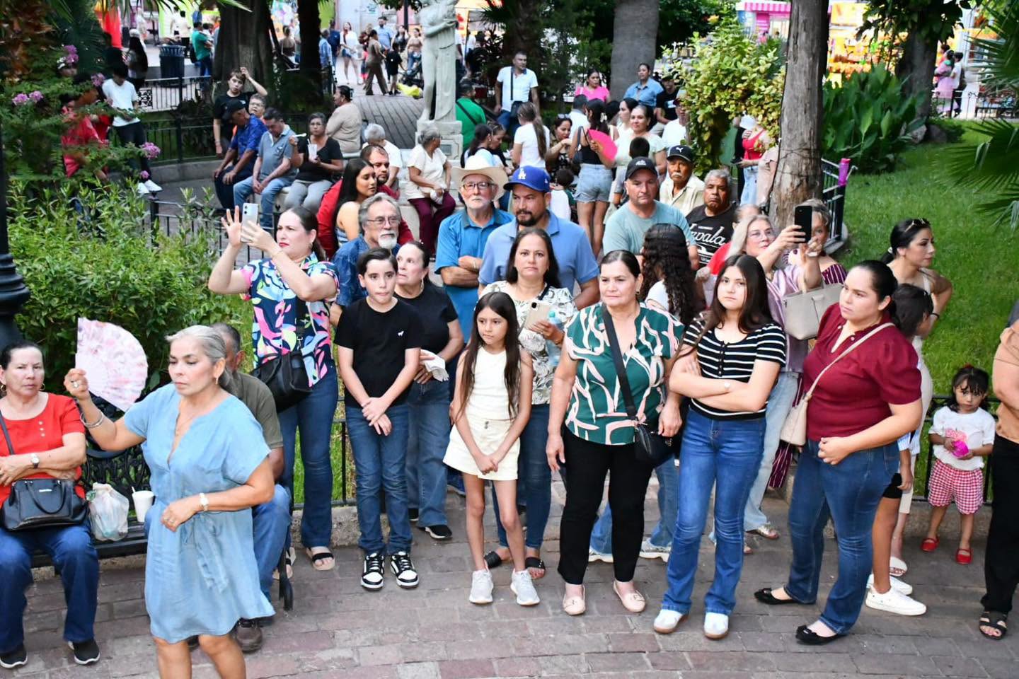 ¡Mocorito disfrutó de una gran noche de Viernes de Plaza!