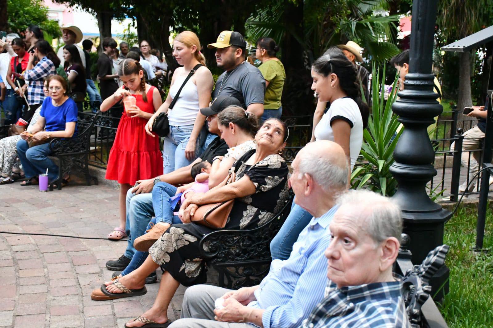 ¡Mocorito disfrutó de una gran noche de Viernes de Plaza!