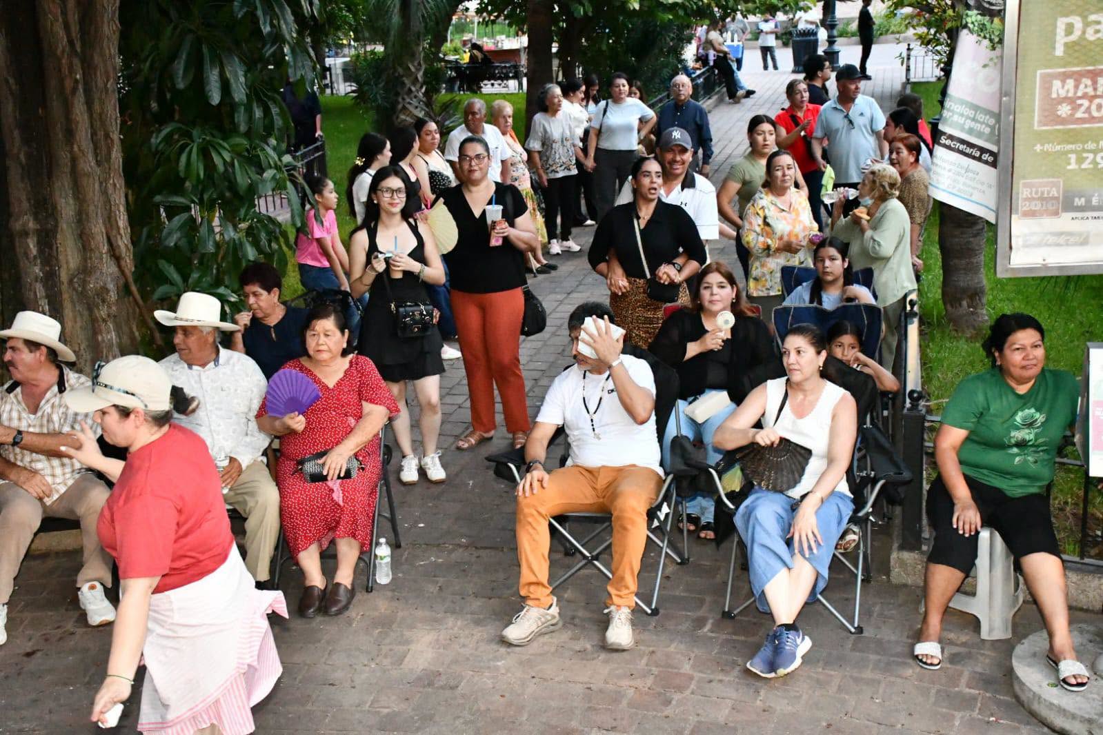 ¡Mocorito disfrutó de una gran noche de Viernes de Plaza!