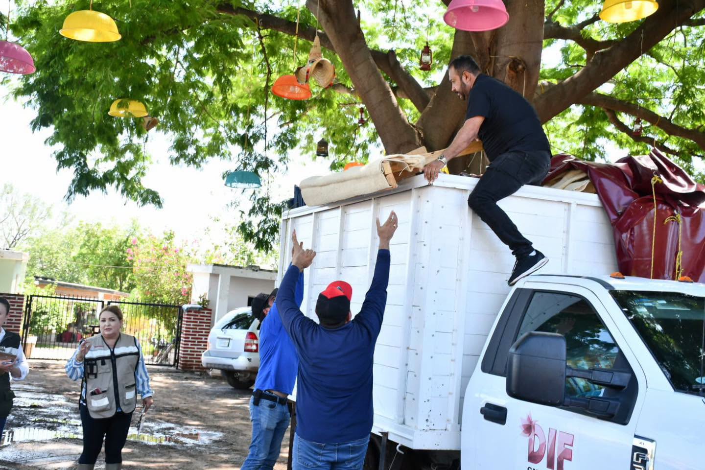 Gobernadora Yeraldine Bonilla lleva apoyos a las comunidades afectadas por las lluvias en Mocorito