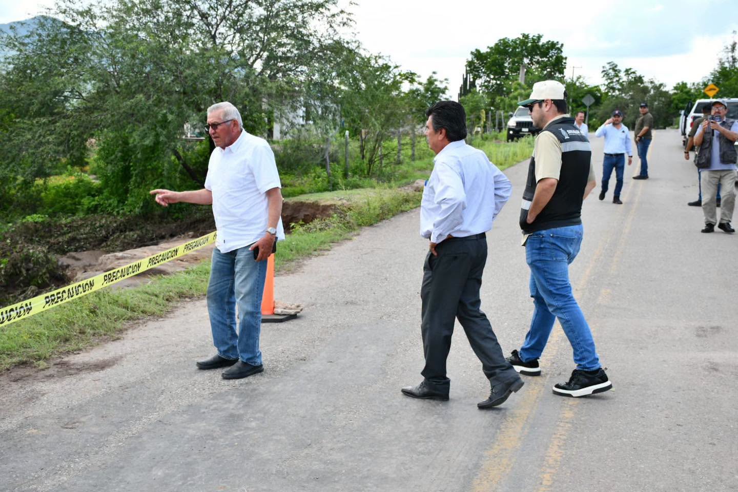Recorren Enrique Parra Melecio y secretario estatal de Obras Públicas zonas afectadas por las lluvias en Mocorito