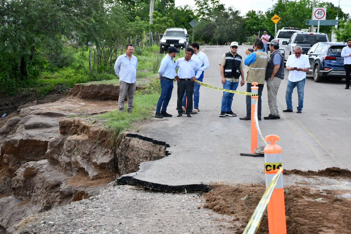 Recorren Enrique Parra Melecio y secretario estatal de Obras Públicas zonas afectadas por las lluvias en Mocorito