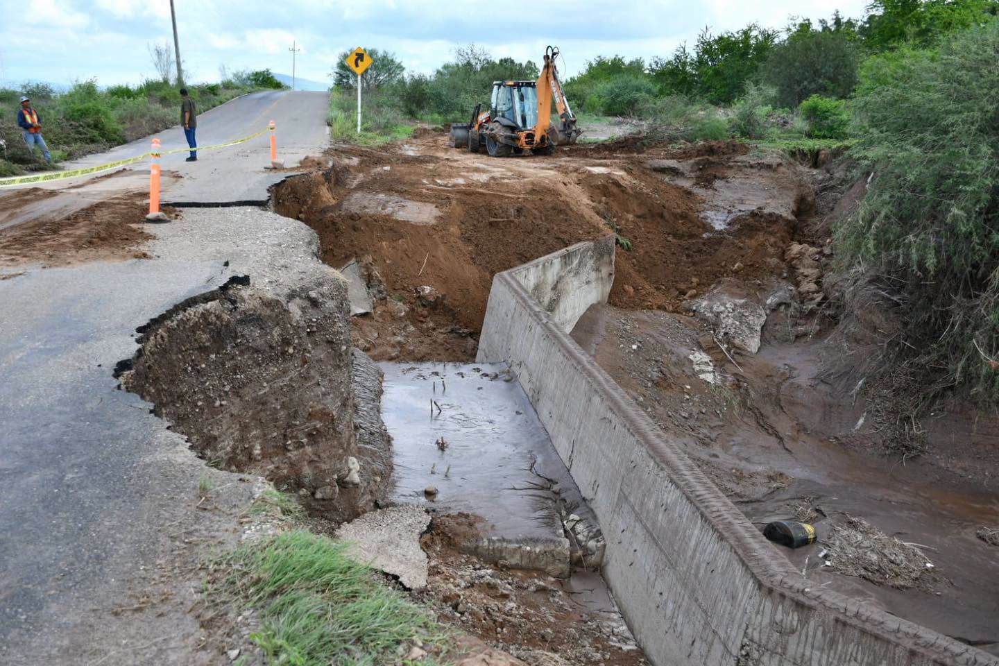 Recorren Enrique Parra Melecio y secretario estatal de Obras Públicas zonas afectadas por las lluvias en Mocorito