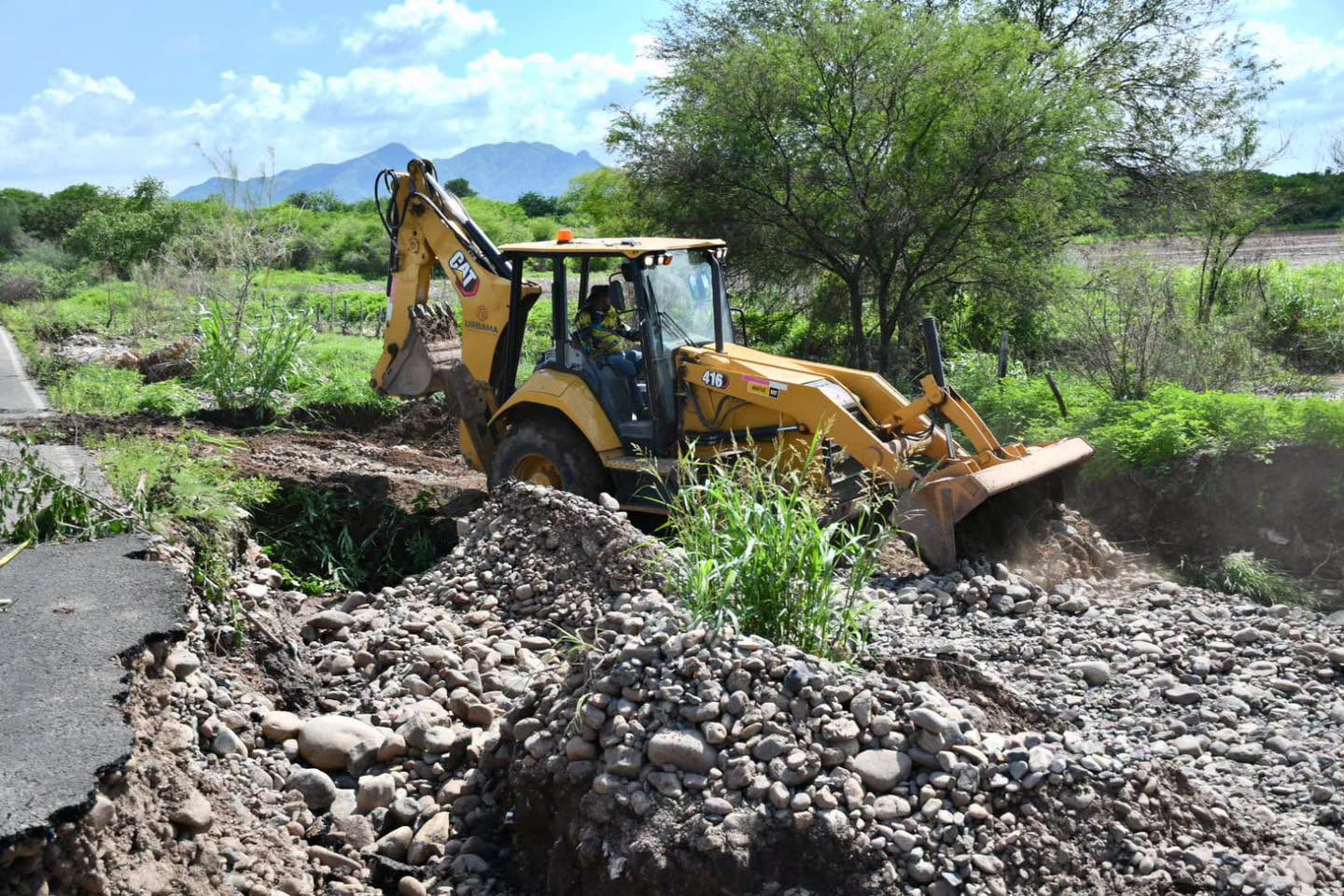 Recorren Enrique Parra Melecio y secretario estatal de Obras Públicas zonas afectadas por las lluvias en Mocorito