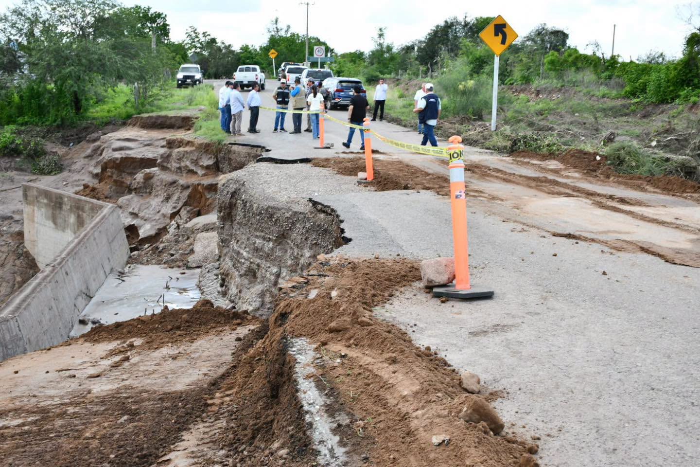 Recorren Enrique Parra Melecio y secretario estatal de Obras Públicas zonas afectadas por las lluvias en Mocorito