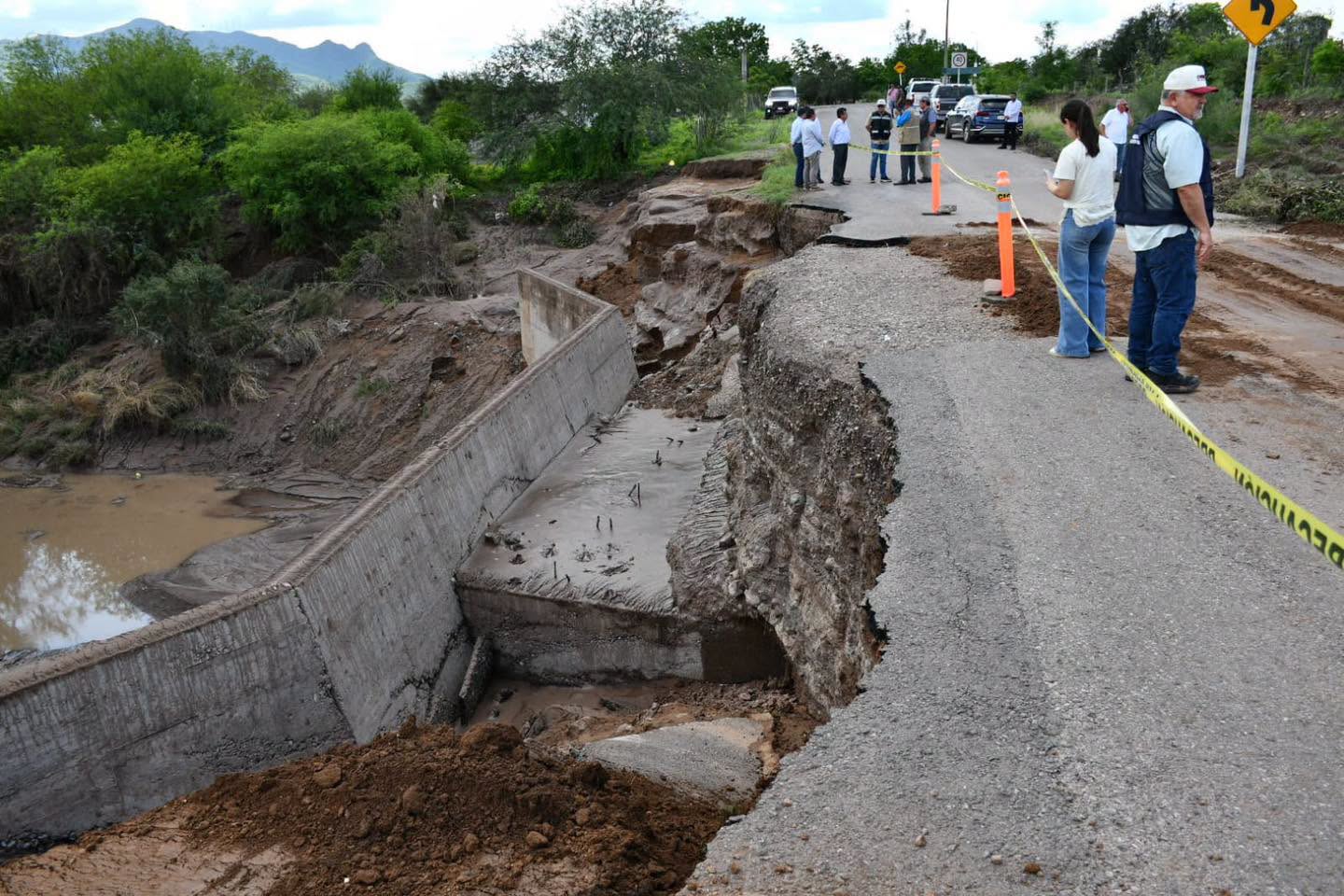 Recorren Enrique Parra Melecio y secretario estatal de Obras Públicas zonas afectadas por las lluvias en Mocorito