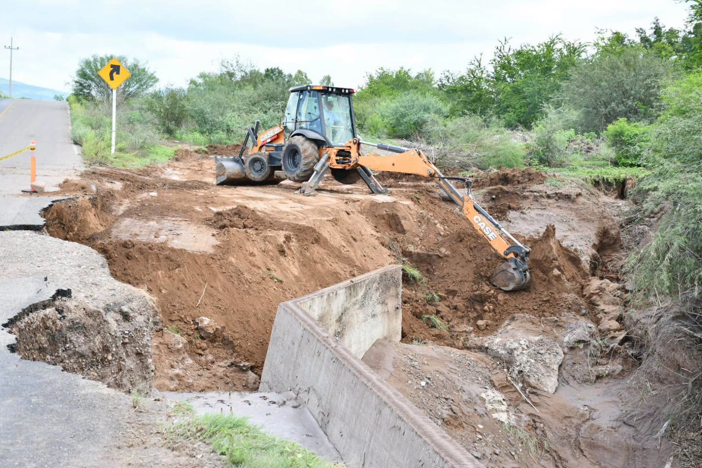 Recorren Enrique Parra Melecio y secretario estatal de Obras Públicas zonas afectadas por las lluvias en Mocorito