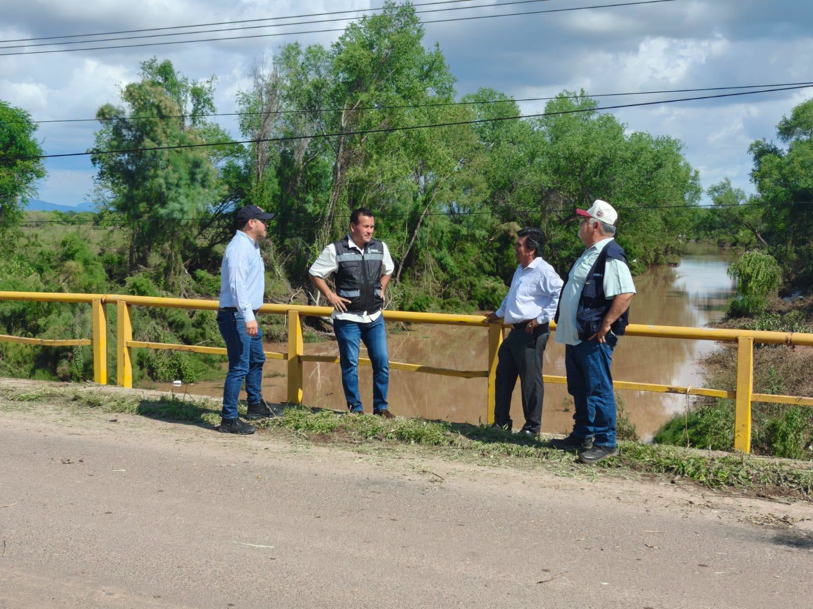 Recorren Enrique Parra Melecio y secretario estatal de Obras Públicas zonas afectadas por las lluvias en Mocorito