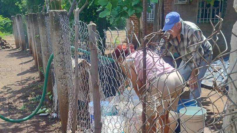 JMAPAM ajusta distribución de agua mediante una pipa según las necesidades