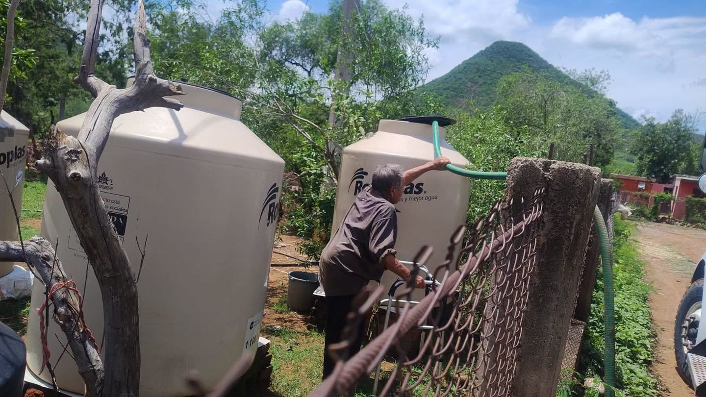 JMAPAM ajusta distribución de agua mediante una pipa según las necesidades