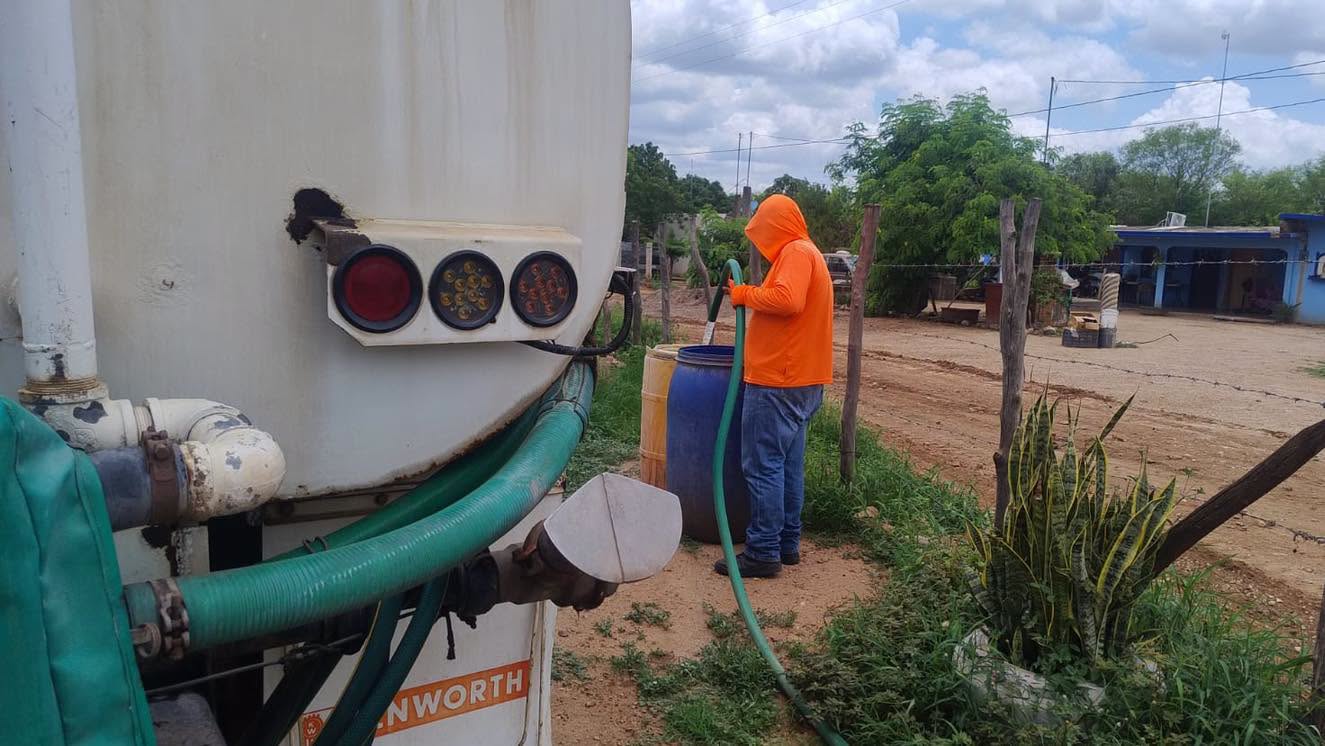 JMAPAM ajusta distribución de agua mediante una pipa según las necesidades