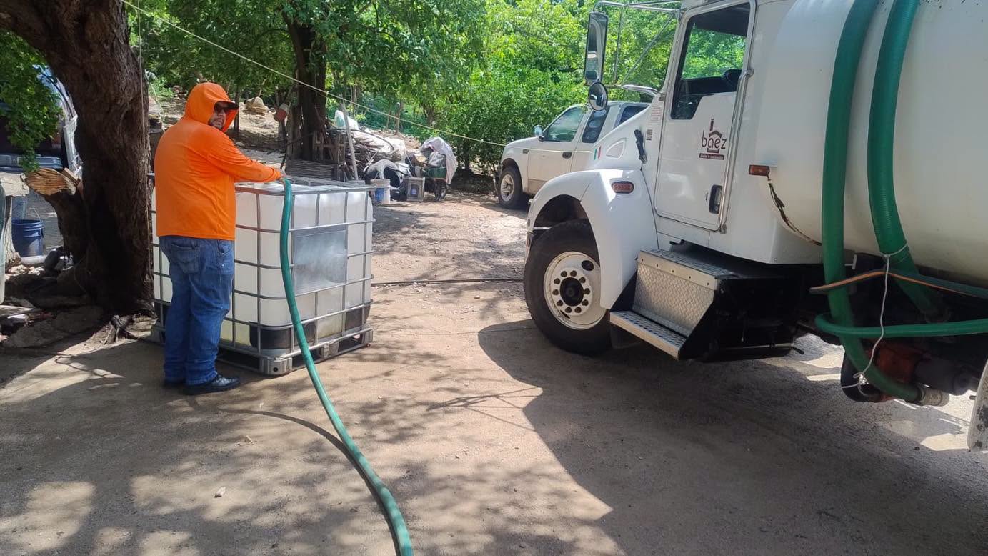 JMAPAM ajusta distribución de agua mediante una pipa según las necesidades