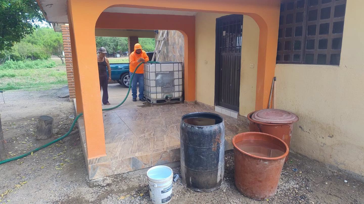 JMAPAM ajusta distribución de agua mediante una pipa según las necesidades