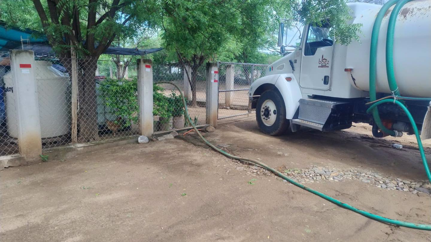 JMAPAM ajusta distribución de agua mediante una pipa según las necesidades