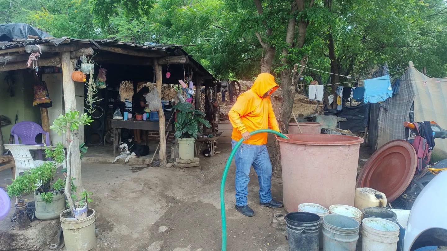 JMAPAM ajusta distribución de agua mediante una pipa según sus necesidades