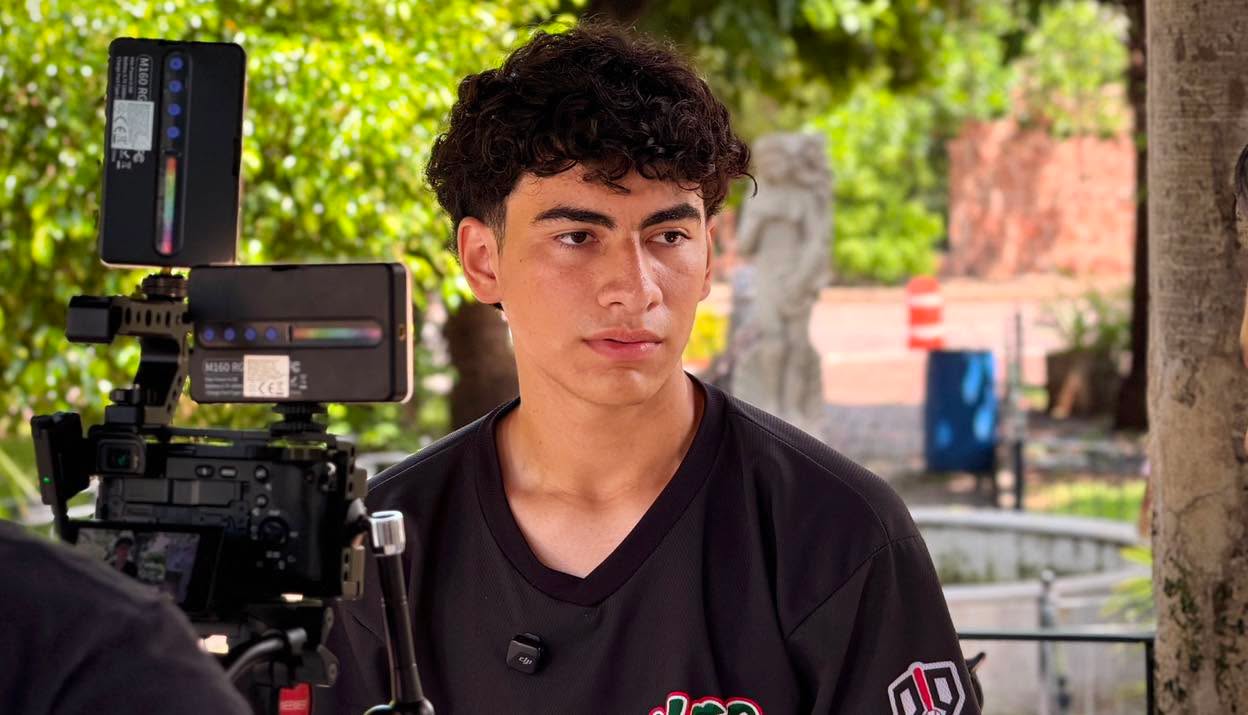Joven beisbolista Emanuel Cota comparte su historia de esfuerzo y superación en el podcast "En Corto Con..."