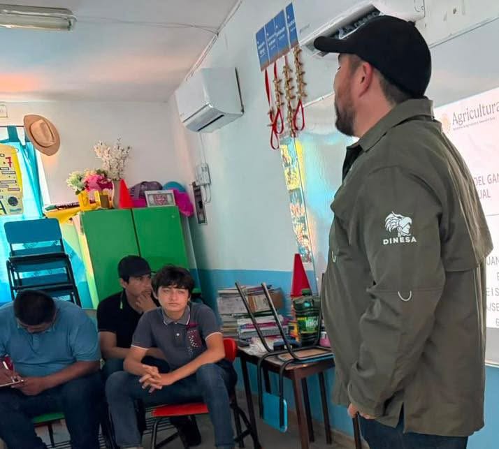Capacitan a ganaderos de Mocorito para prevenir y controlar el gusano barrenador del ganado