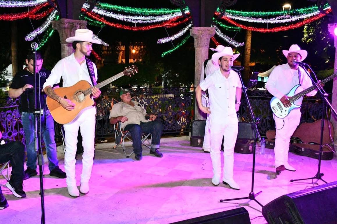 ¡Visitantes disfrutaron de un lluvioso Viernes de Plaza! 