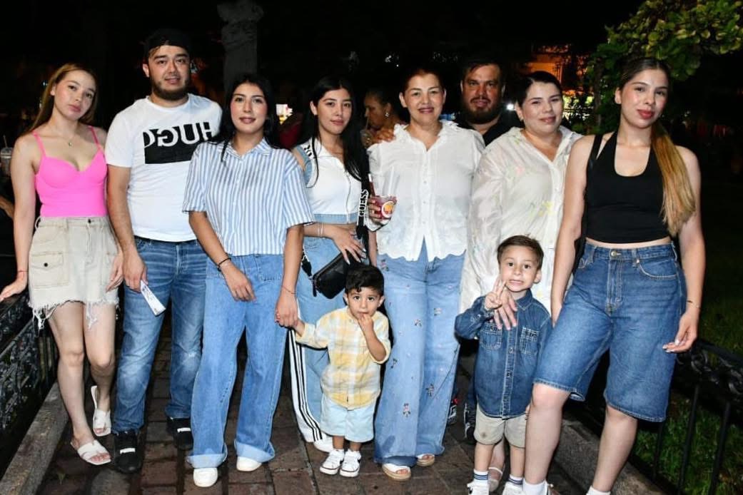 ¡Visitantes disfrutaron de un lluvioso Viernes de Plaza! 