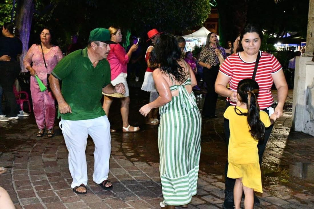 ¡Visitantes disfrutaron de un lluvioso Viernes de Plaza! 