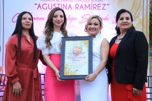Ximena Sepúlveda recibe la Medalla Agustina Ramírez de Mocorito